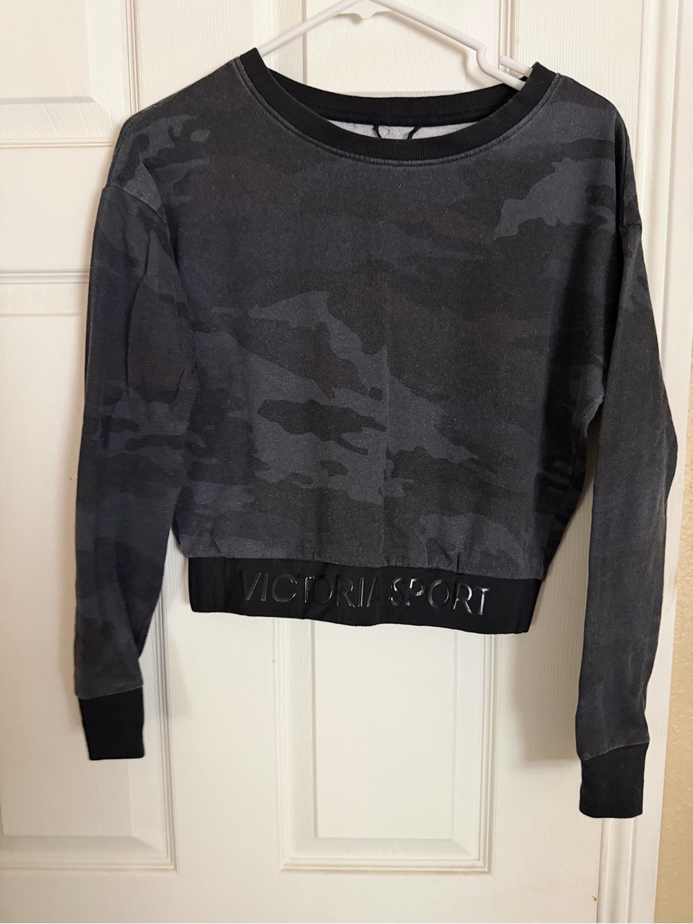 Victoria’s Secret Sport Camo Cropped Sweatshirt – XS